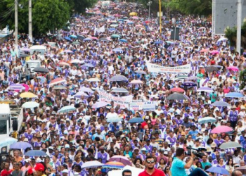 Milhares de fiéis pedem paz durante Caminhada do Perdão em Feira de Santana