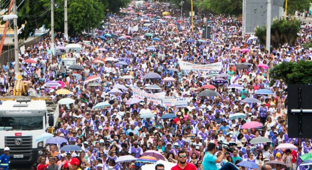 Milhares de fiéis pedem paz durante Caminhada do Perdão em Feira de Santana