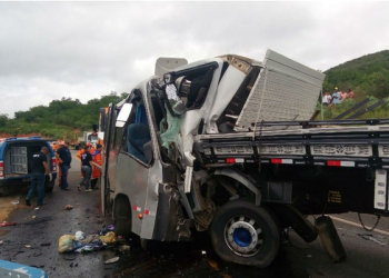 Acidente entre micro-ônibus e caminhão deixa um morto e 32 feridos na Bahia