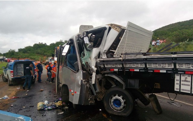 Acidente entre micro-ônibus e caminhão deixa um morto e 32 feridos na Bahia