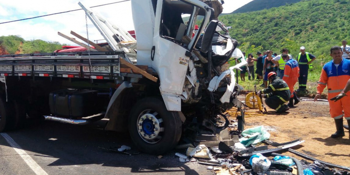 Hospital confirma terceira morte em acidente entre micro-ônibus e caminhão no sudoeste da Bahia