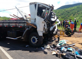 Hospital confirma terceira morte em acidente entre micro-ônibus e caminhão no sudoeste da Bahia