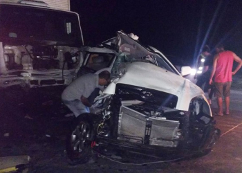 Mulher morre e marido fica ferido após carro ser atingido por caçamba, invadir contramão e bater em caminhão na BA