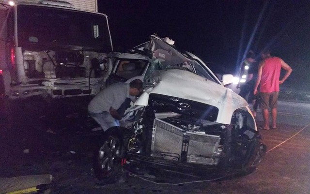 Mulher morre e marido fica ferido após carro ser atingido por caçamba, invadir contramão e bater em caminhão na BA
