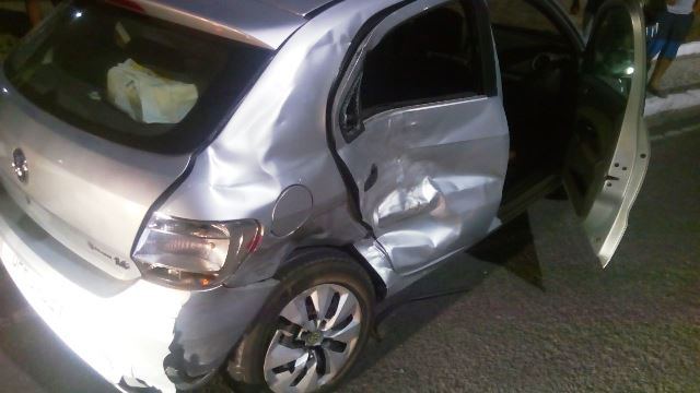 Mulher morre em acidente de carro na Avenida Maria Quitéria; um homem ficou ferido