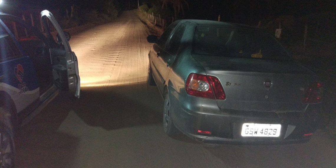 Corpo é encontrado dentro de porta-malas de carro no município de Quixabeira