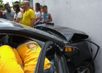 Coité – Casal fica ferido depois de carro colidir com parede de residência