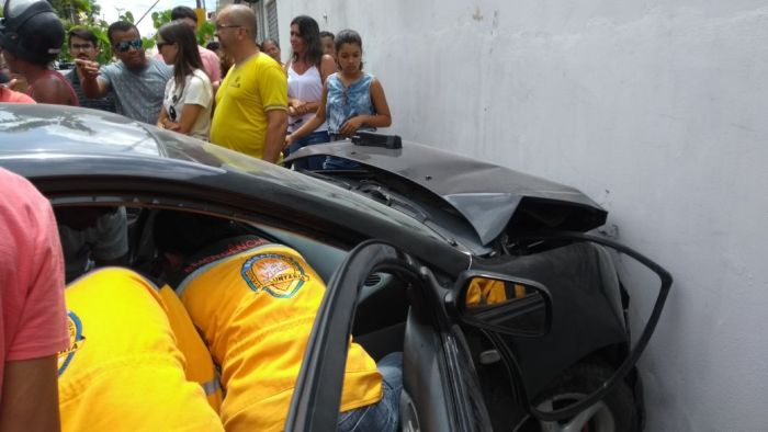 Coité – Casal fica ferido depois de carro colidir com parede de residência
