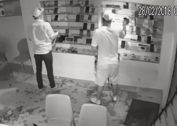 Bandidos arrombam loja de celulares e levam aproximadamente 100 aparelhos no Centro de Coité