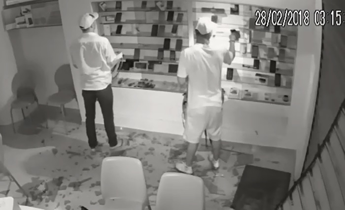 Bandidos arrombam loja de celulares e levam aproximadamente 100 aparelhos no Centro de Coité