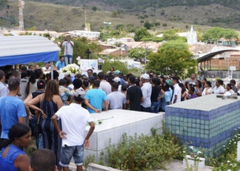 Namorado de garota encontrada morta está sendo ameaçado, diz mãe do adolescente