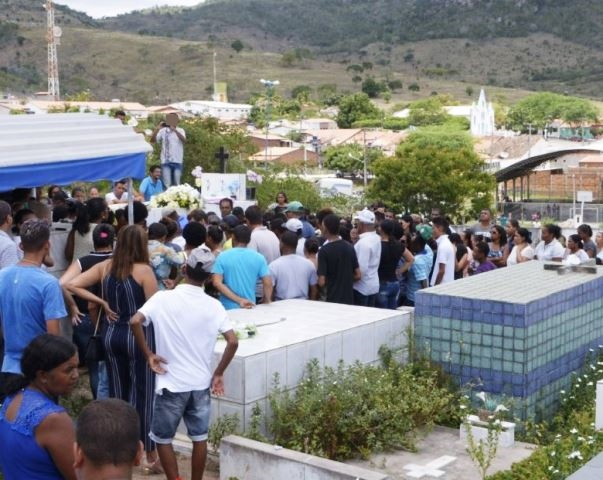 Namorado de garota encontrada morta está sendo ameaçado, diz mãe do adolescente