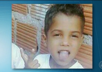 Criança morre eletrocutada ao encostar em poste na Bahia; avó que tentou ajudar está internada