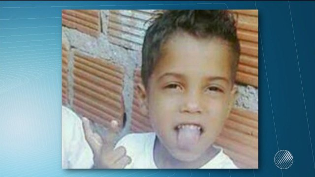 Criança morre eletrocutada ao encostar em poste na Bahia; avó que tentou ajudar está internada