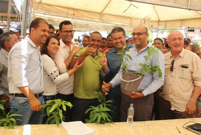 Araci – Prefeitura oficializa a entrega de 43 residências na zona rural