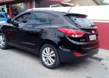 Casal é executado com vários tiros dentro de carro