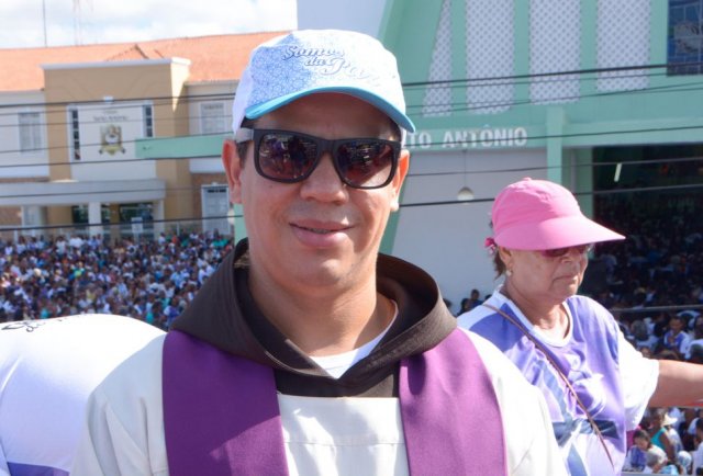 Milhares de fiéis pedem paz durante Caminhada do Perdão em Feira de Santana
