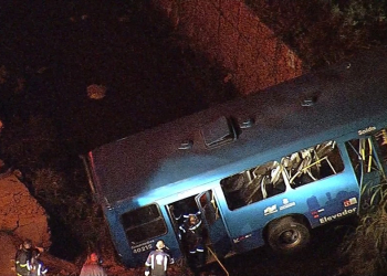 Ônibus cai em córrego em Belo Horizonte e deixa cinco mortos