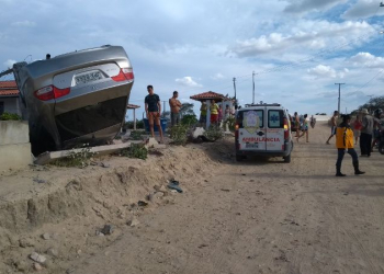 Três pessoas ficam feridas sem gravidade em capotamento na zona rural de Coité