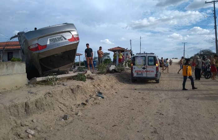 Três pessoas ficam feridas sem gravidade em capotamento na zona rural de Coité