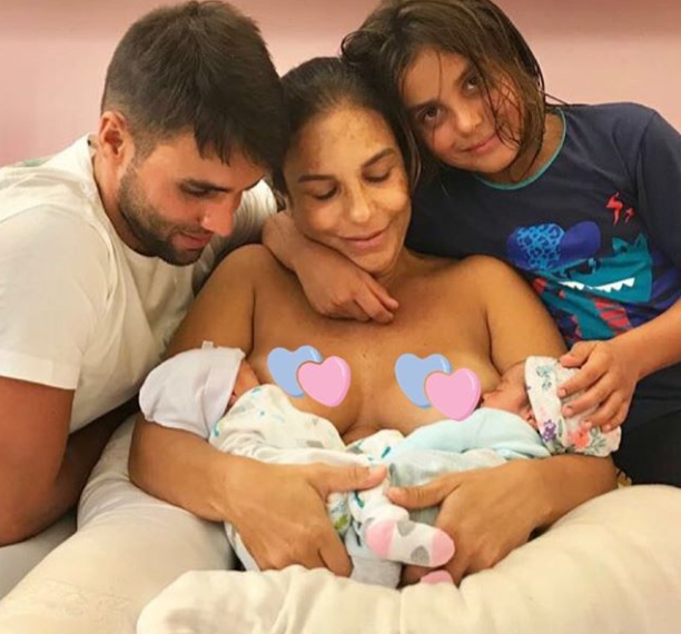 ‘Elas crescem felizes e alimentadas’, diz Ivete em foto amamentando; veja