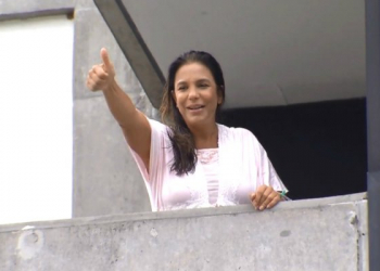Ivete aparece em sacada de hospital e fala sobre as gêmeas