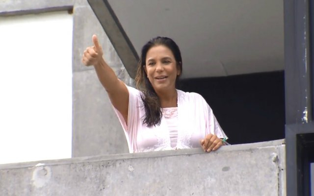 Ivete aparece em sacada de hospital e fala sobre as gêmeas
