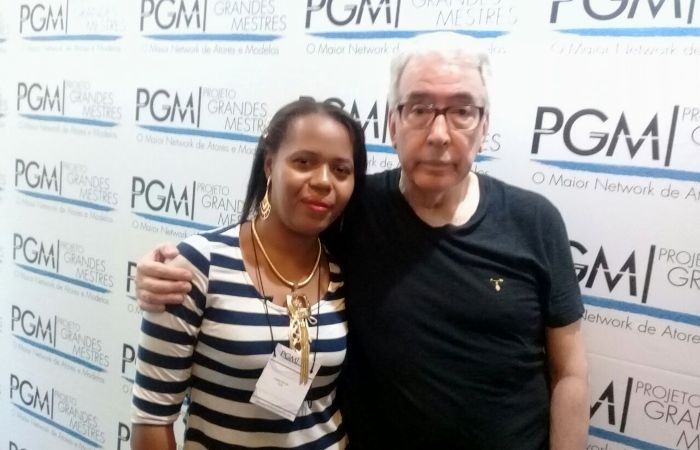 Moradora de Santaluz que escreve romances de novela dar o primeiro grande passo de um sonho ao encontrar com escritores famosos em SP