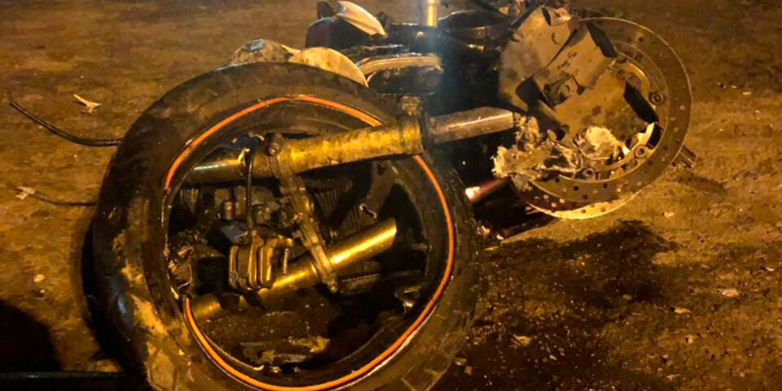 Homem morre e moto fica destruída após batida com caminhão na BA; caminhoneiro é preso por provocar acidente