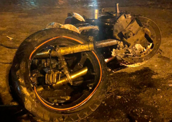 Homem morre e moto fica destruída após batida com caminhão na BA; caminhoneiro é preso por provocar acidente