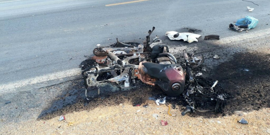 Motociclista tenta fazer ultrapassagem, bate de frente com carro e morre na BA; moto foi carbonizada