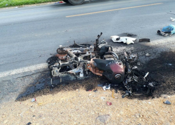 Motociclista tenta fazer ultrapassagem, bate de frente com carro e morre na BA; moto foi carbonizada