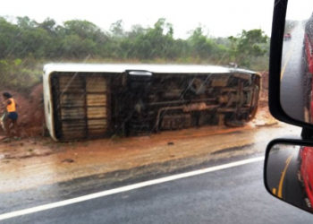 Micro-ônibus tomba e deixa 15 feridos na BR 349, no município de Itapicuru