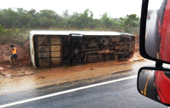 Micro-ônibus tomba e deixa 15 feridos na BR 349, no município de Itapicuru