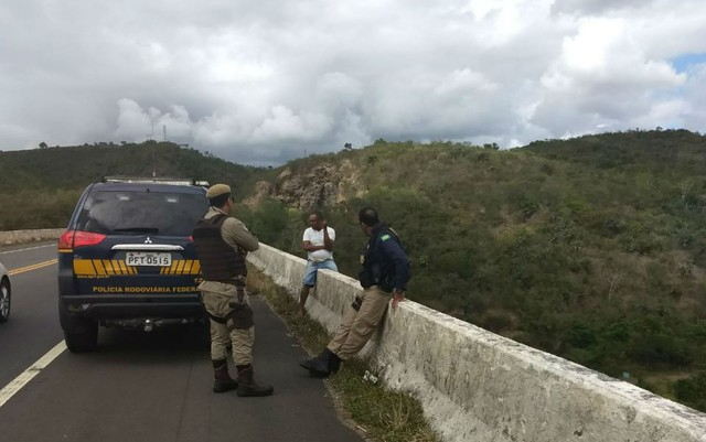 Homem é preso ao tentar se jogar de ponte, após suspeita de matar a companheira no recôncavo baiano
