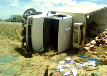 Caminhão-baú carregado com frios tomba na BA-120 e carga é saqueada