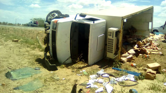 Caminhão-baú carregado com frios tomba na BA-120 e carga é saqueada