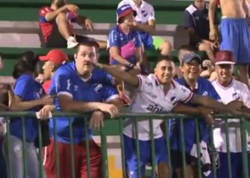 Uruguaios provocam torcedores da Chapecoense com gestos de avião caindo