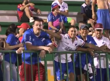 Uruguaios provocam torcedores da Chapecoense com gestos de avião caindo