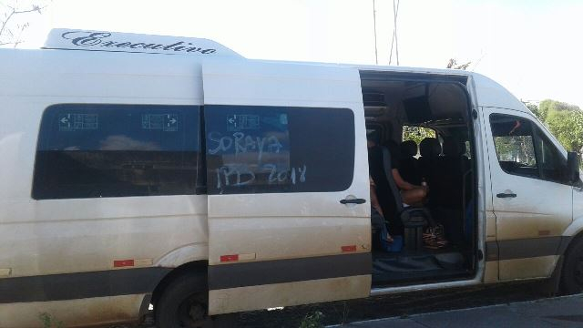 Passageiro surta, mata menino de 13 anos a facadas e fere três pessoas