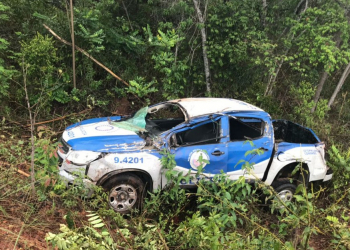 PMs ficam feridos após batida entre viatura e caminhão na Chapada Diamantina