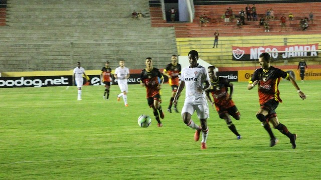 Em alta, Denilson marca dois contra o Globo e Vitória avança na Copa do Brasil