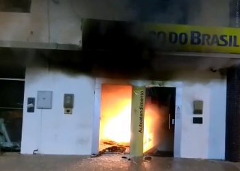Banco do Brasil de São Domingos pega fogo depois de tentativa de explosão dos caixas eletrônicos