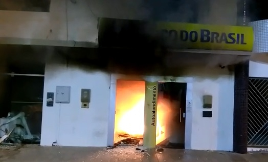 Banco do Brasil de São Domingos pega fogo depois de tentativa de explosão dos caixas eletrônicos