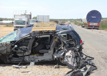 Colisão envolvendo carro de passeio e carreta deixa cinco feridos na BR 116 em Serrinha