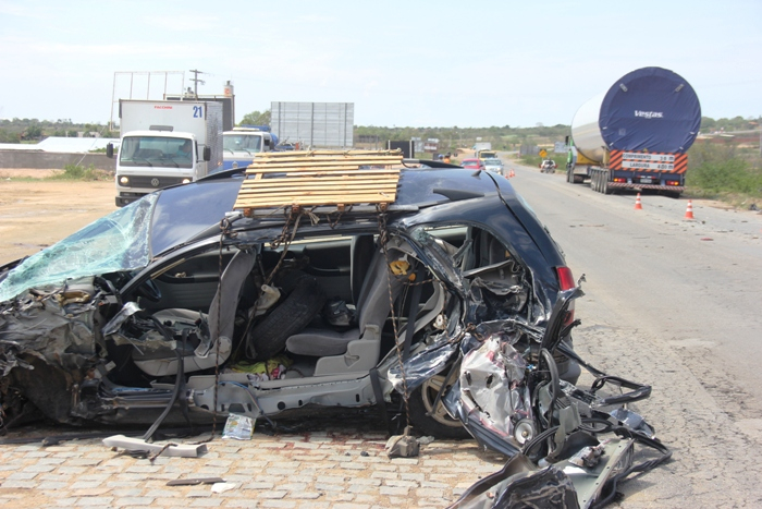 Colisão envolvendo carro de passeio e carreta deixa cinco feridos na BR 116 em Serrinha