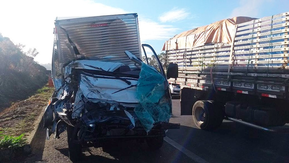 Batida entre dois caminhões mata homem e deixa outro ferido na Bahia; veículo ficou destruído