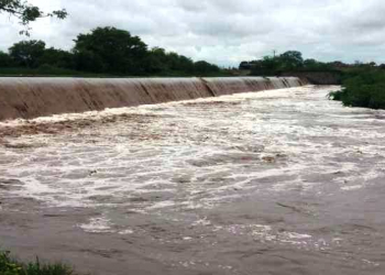 Barragem transborda e população ribeirinha teme um novo alagamento em Riachão do Jacuípe
