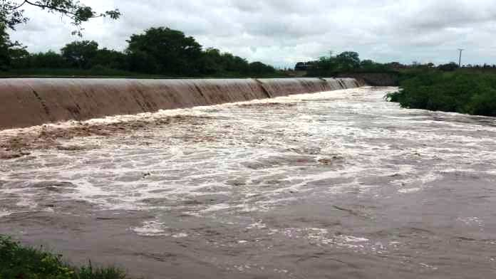 Barragem transborda e população ribeirinha teme um novo alagamento em Riachão do Jacuípe