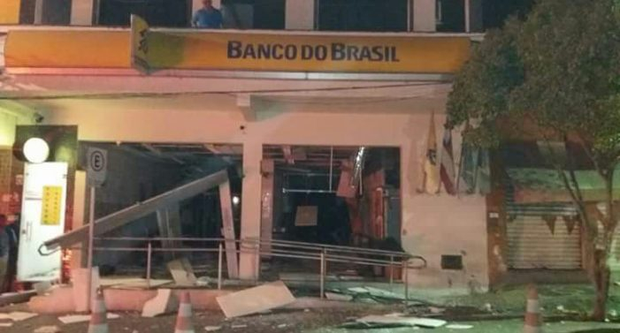 Quadrilha explode agências bancárias e lojas na cidade de Catu